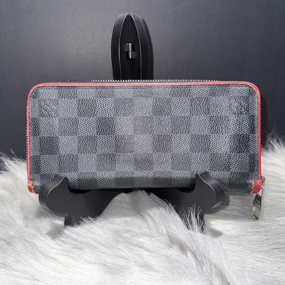 Louis Vuitton Damier Graphite Wallet with Classic Checkerboard Design - Picture 1 of 11